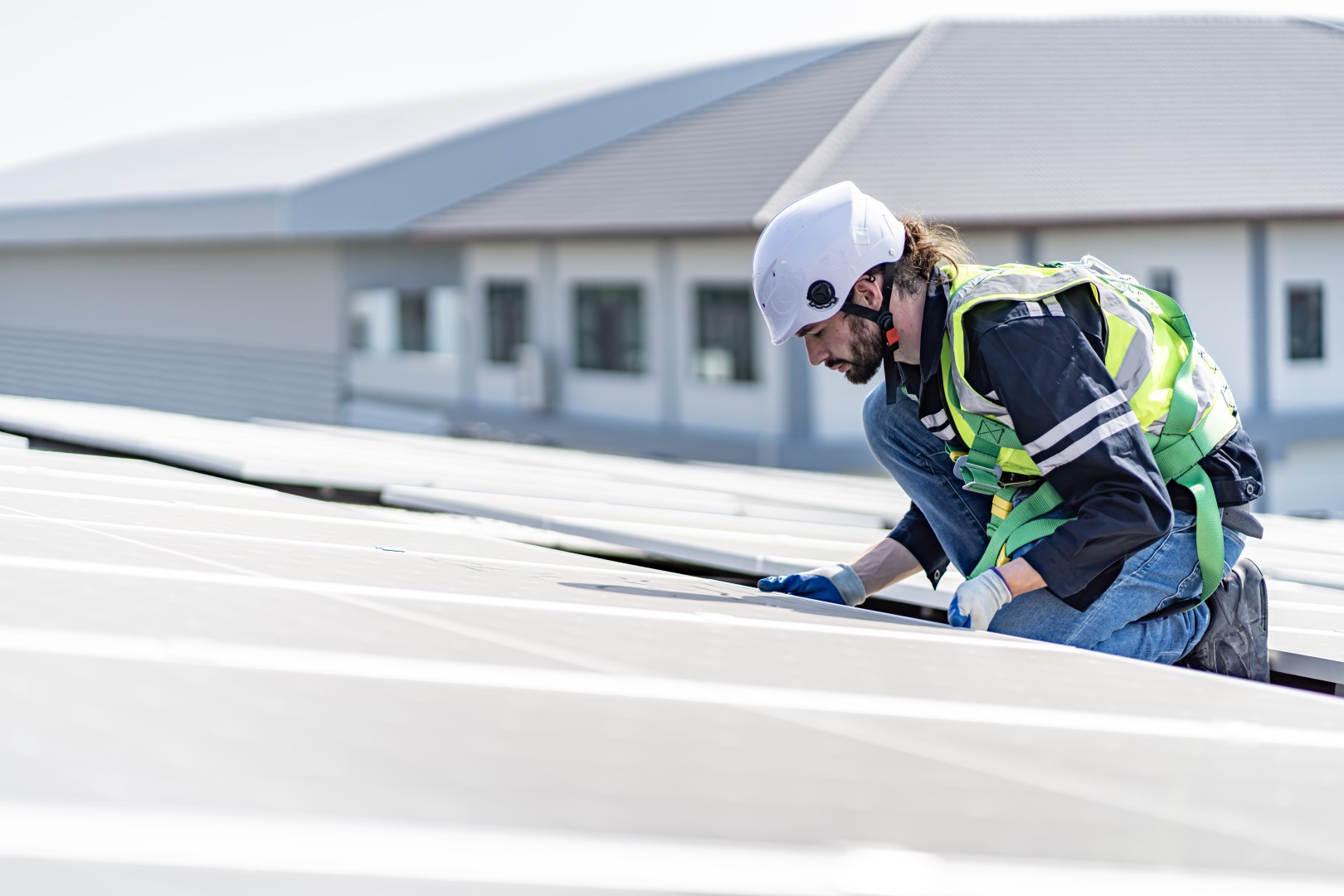 construction-worker-inspecting-a-roof-in-the-dayti-2026-09-23-23-27-55-utc (Large) construction-worker-inspecting-a-roof-in-the-dayti-2026-09-23-23-27-55-utc (Large)